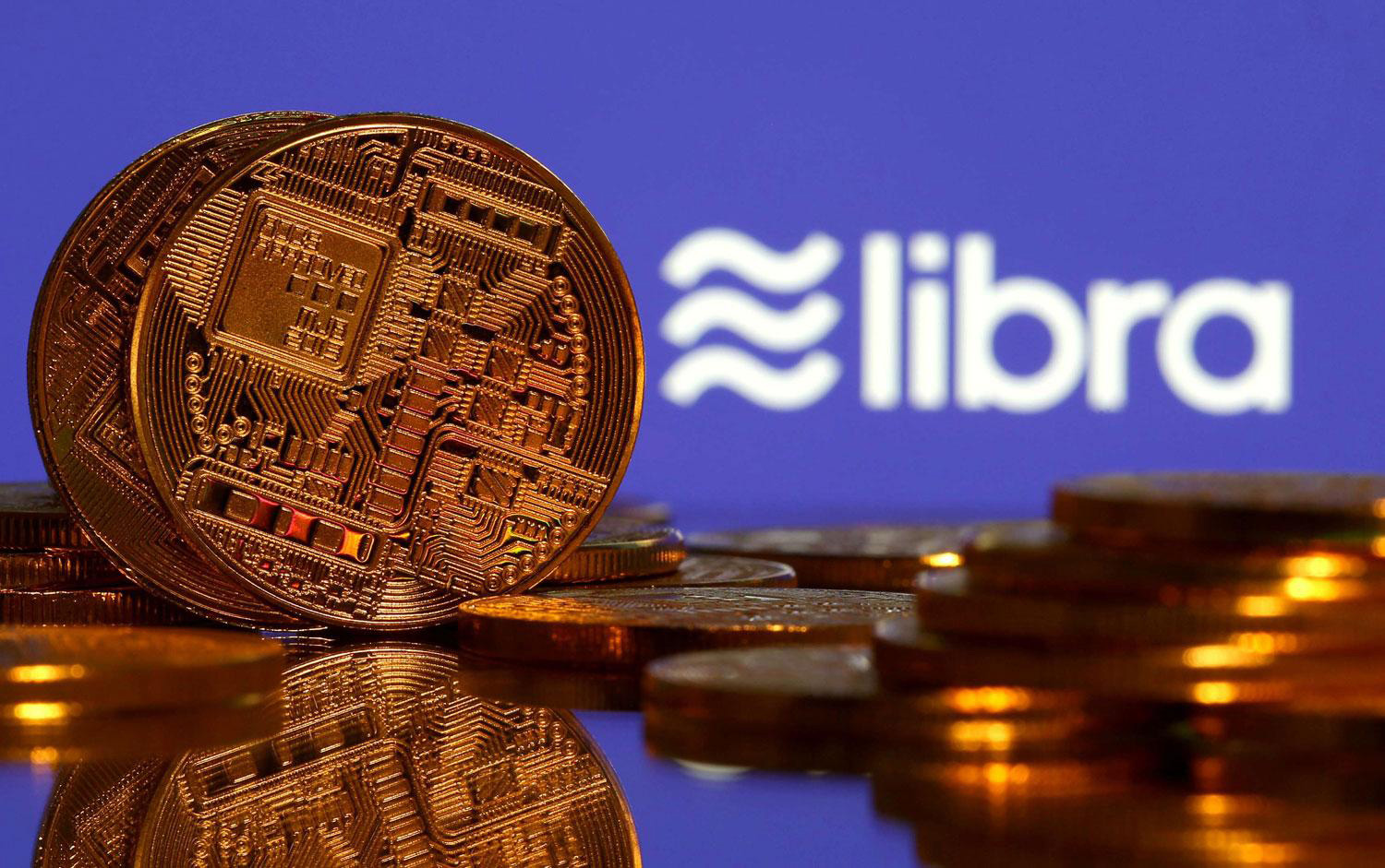عملة "ليبرا" الرقمية التي تطرحها فيسبوك، يبدي مونشين عدم ارتياحه لها، فقبل أسابيع قليلة، قال إنه "قد تتم إساءة استخدام عملة ليبرا الرقمية من قبل مهربي الأموال وممولي الإرهاب"