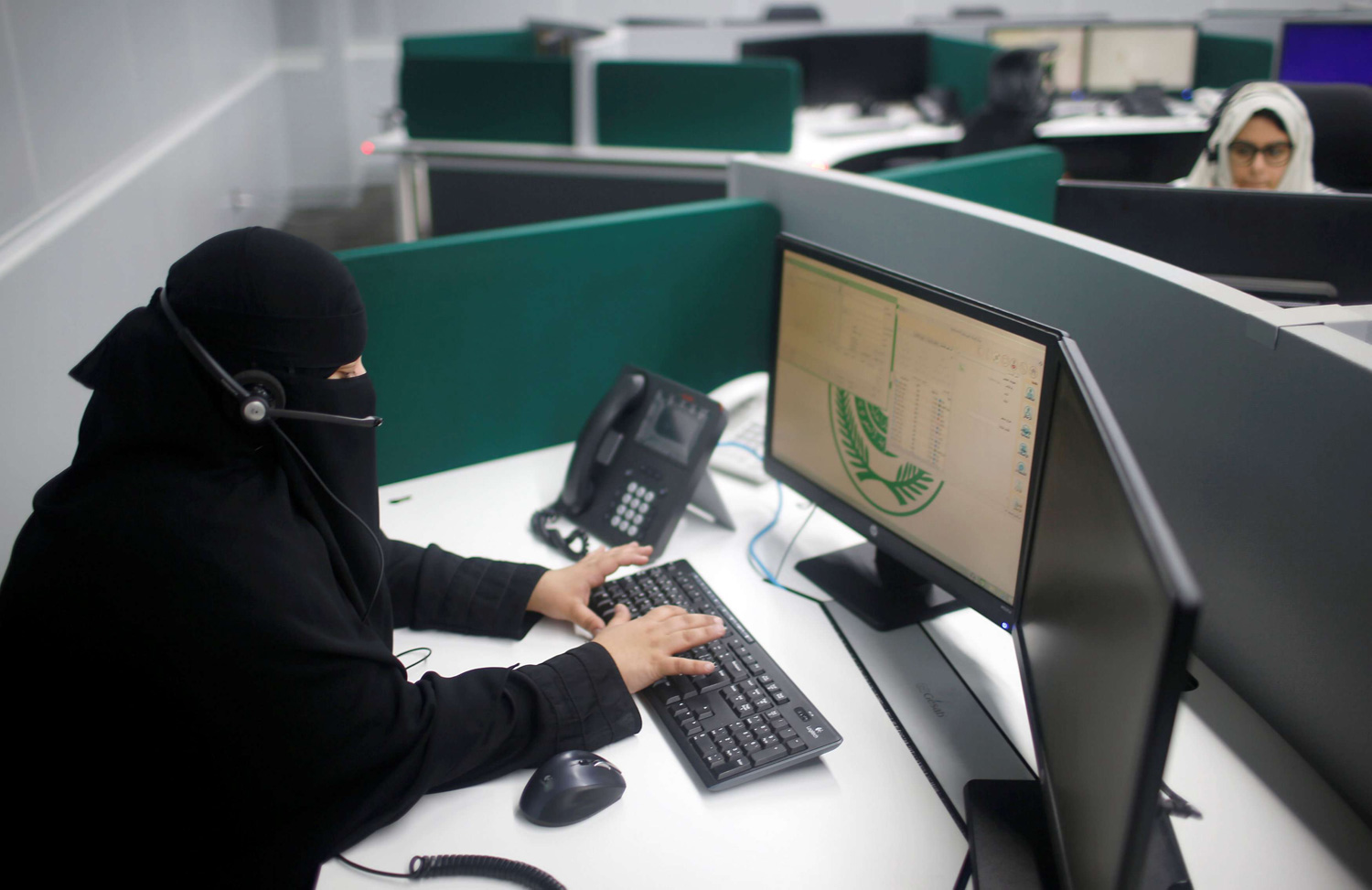 أول مركز اتصال للنساء في قطاع الأمن في المملكة