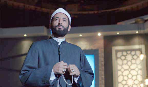 مصمم الديكور الذي يسكن في أعماق سعد يرسم بقلمه وريشته ملامح التكوين الشكلي للمجتمع يمزج فيها روحه الخاصة في التنفيذ والتراكيب. وهي حالة يعتني بها الفنان في تحضيره لشخصياته، حيث يقوم بالرسم الجيد والدقيق لها