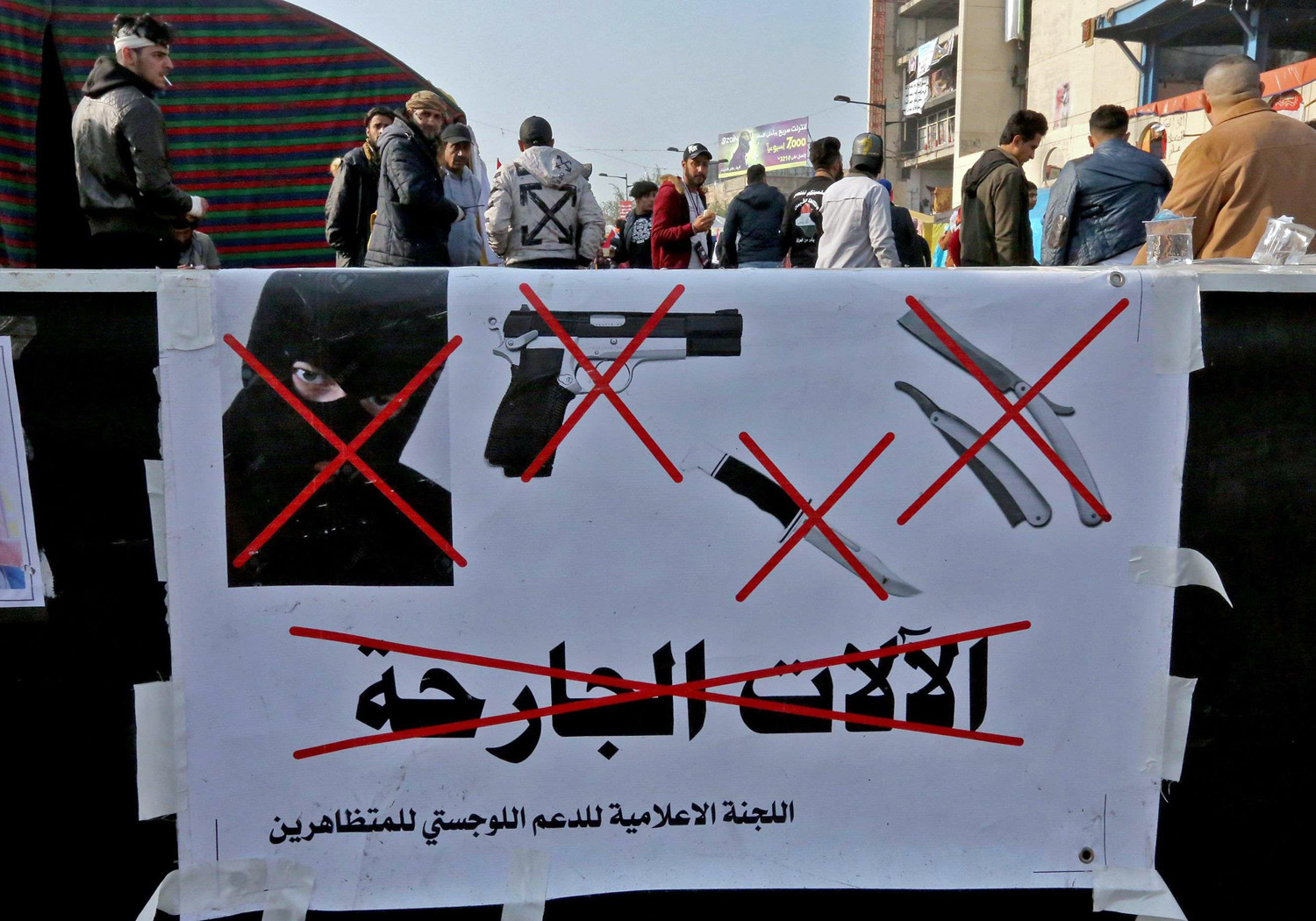 أدوات أنصار الصدر لمهاجمة المتظاهرين