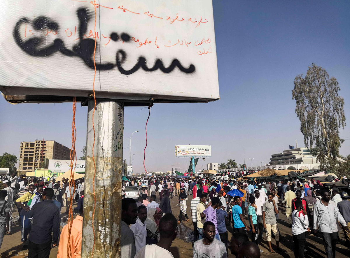 لقد كان لتنازل مكونات المجتمع المدني عن حقها في المشاركة في قيادة المجتمع، دوره الكبير في إخلاء الساحة من كل تأثير