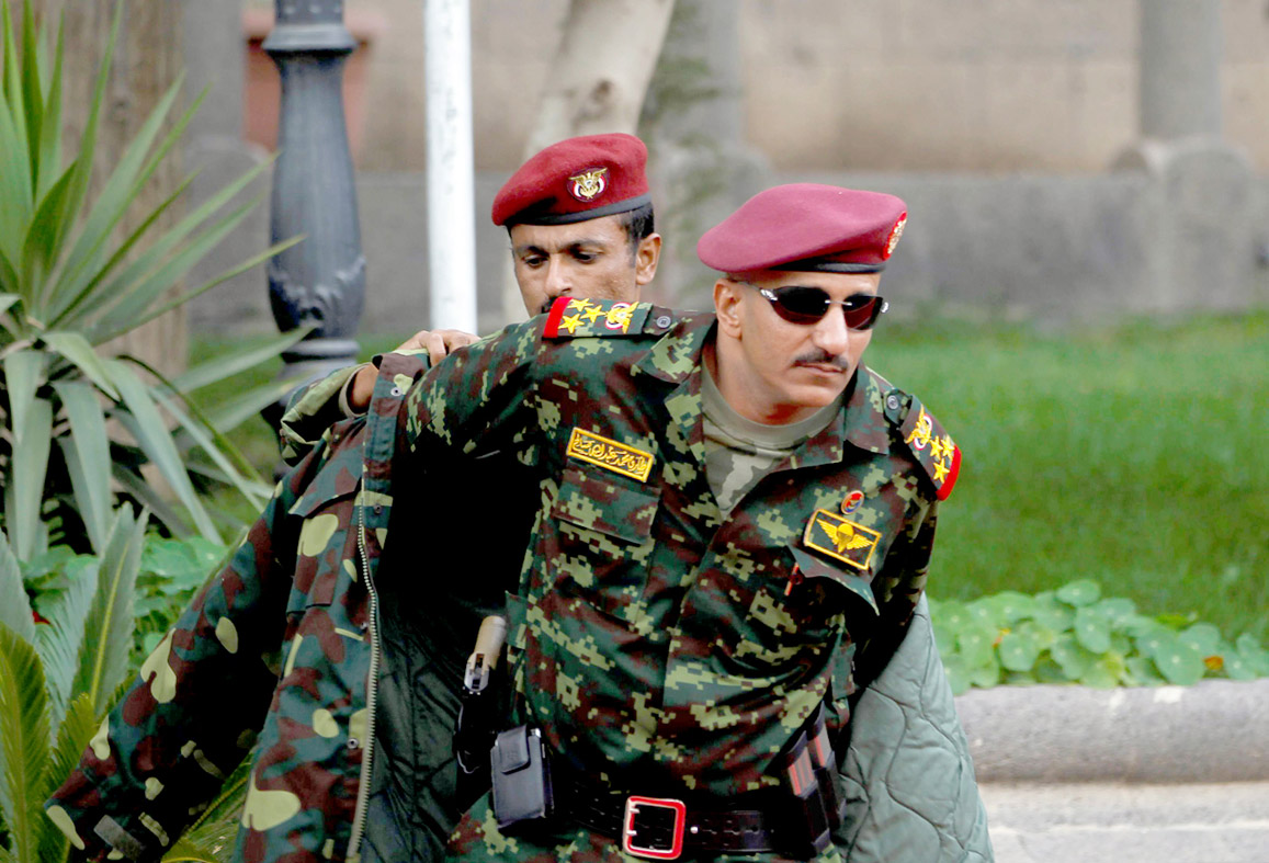 العميد صالح ذو الميول السلفية والذي كان خلال فترة حساسة، مجرّدا من أي صفة عسكرية، لم يكن مسرورا بقدوم العدو التقليدي لعمه من جبال صعدة إلى شوارع صنعاء