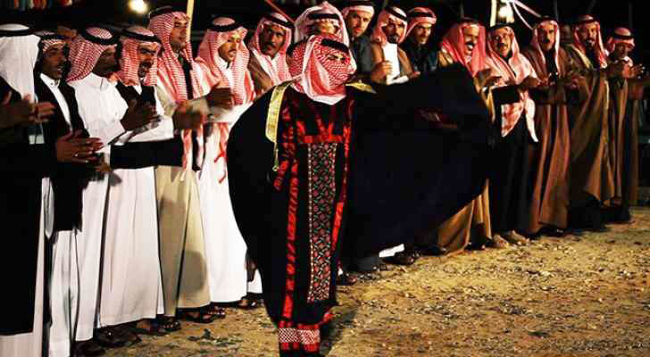 الحاشي تغني بتشجيع من والد العريس
