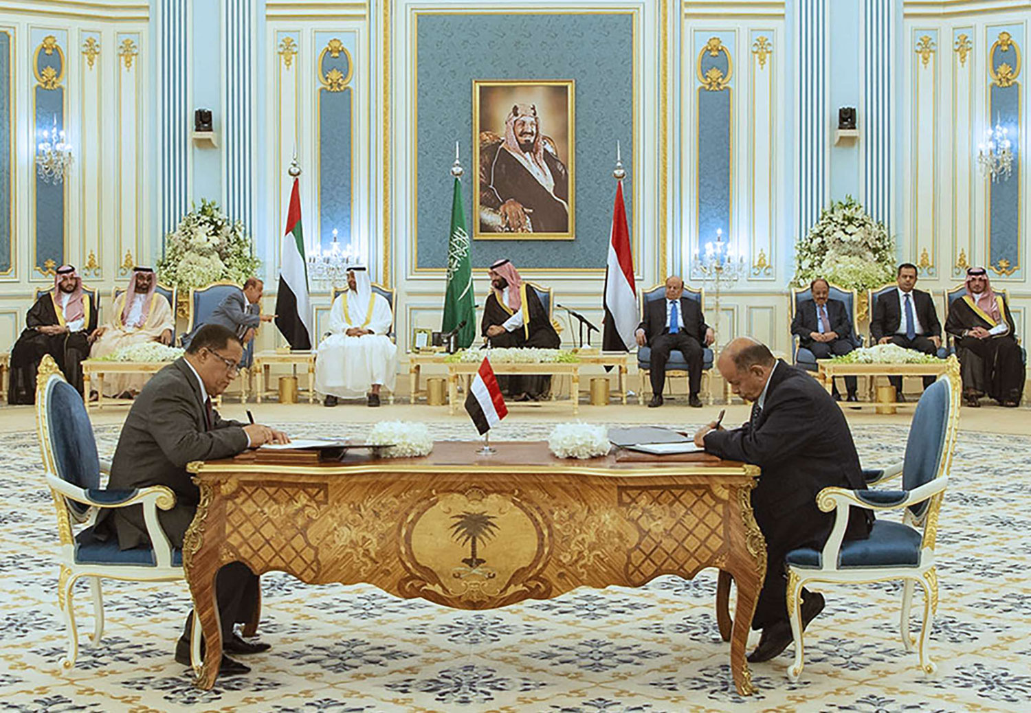 توقيع اتفاق لتقاسم السلطة بين الحكومة اليمنية والمجلس الانتقالي الجنوبي في نوفمبر الماضي في مبادرة بوساطة سعودية لإنهاء الصراع