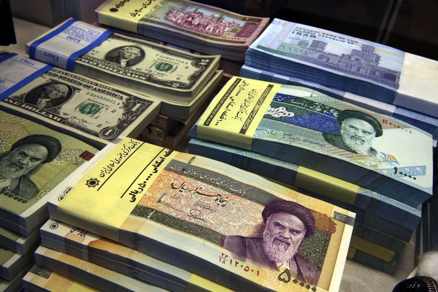 لم تعد إيران تخفي أن العقوبات هي بمثابة إعلان حرب عليها وهي تعني بالنسبة إليها “الموت البطيء” 