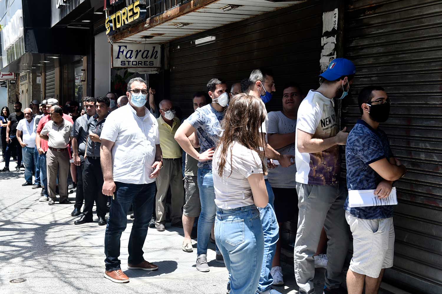حشود أمام محال صرافة للحصول على "الدولار المدعوم"