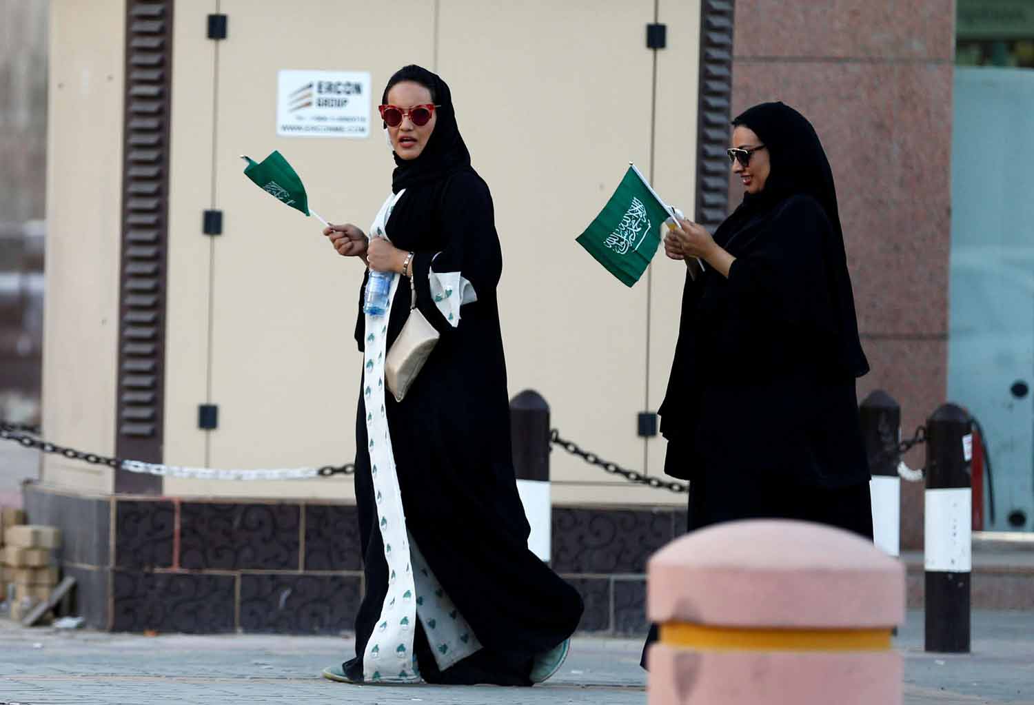 قوانين الولاية في السعودية تتجاوز الولاية القانونية التي تُلزم المرأة بوجود رجل لينهي إجراءاتها القانونية لتشمل كذلك الولاية الاجتماعية التي لا تستند إلى نصوص شرعية أو قانونية بل تخضع للأعراف والتقاليد