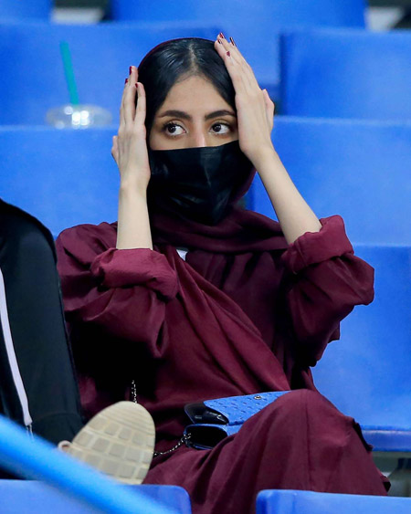 العباءة عُرف وليست مرتبطة بالدين