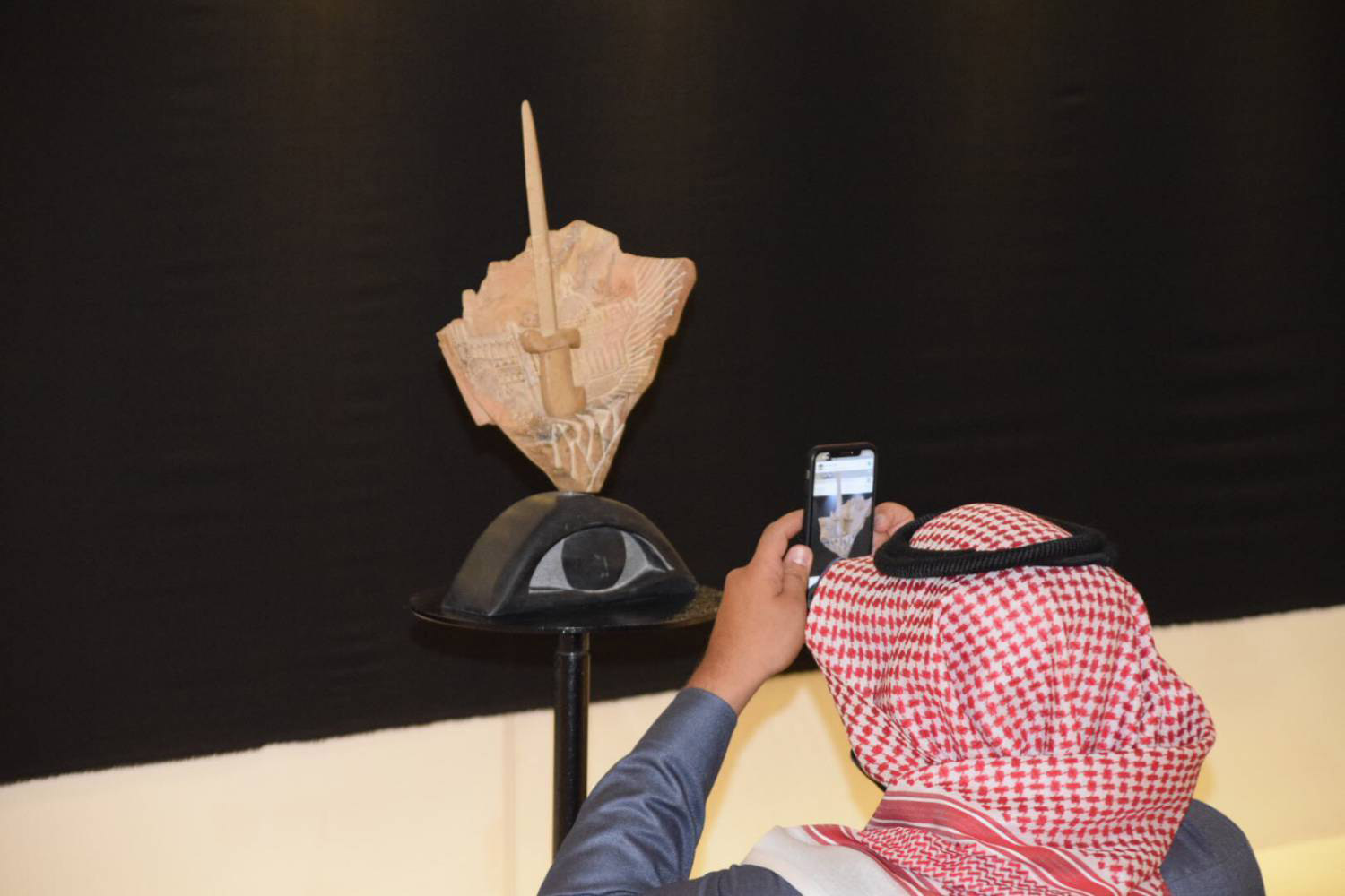 معزوفات حجرية متنوعة استلهم النحات عبدالعزيز الرويضان مادتها الخام من بيئته الصخرية 
