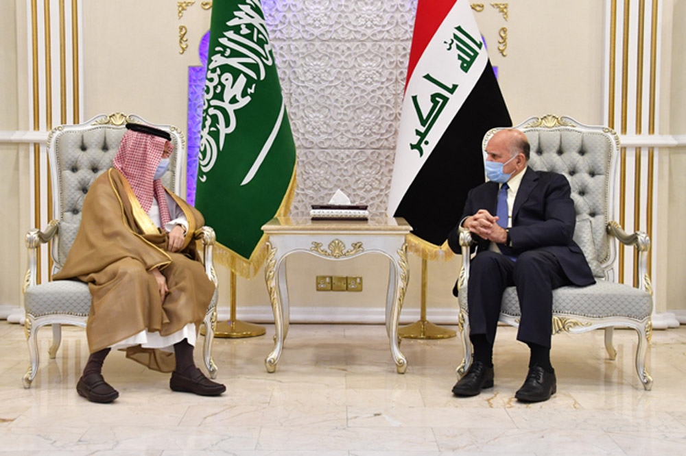 وزير الخارجيّة العراقي يبحث مع نظيره السعوديّ سُبُل تعزيز التعاون الثنائيّ بين البلدين