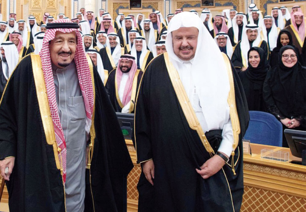 الحضور النسائي في مجلس الشورى ليس جديدا، بل كان ماثلا قبل تعيين الأعضاء النساء، من خلال عملهن مستشارات سعوديات غير متفرغات، يحضرن بين الحين والآخر جلسات المجلس