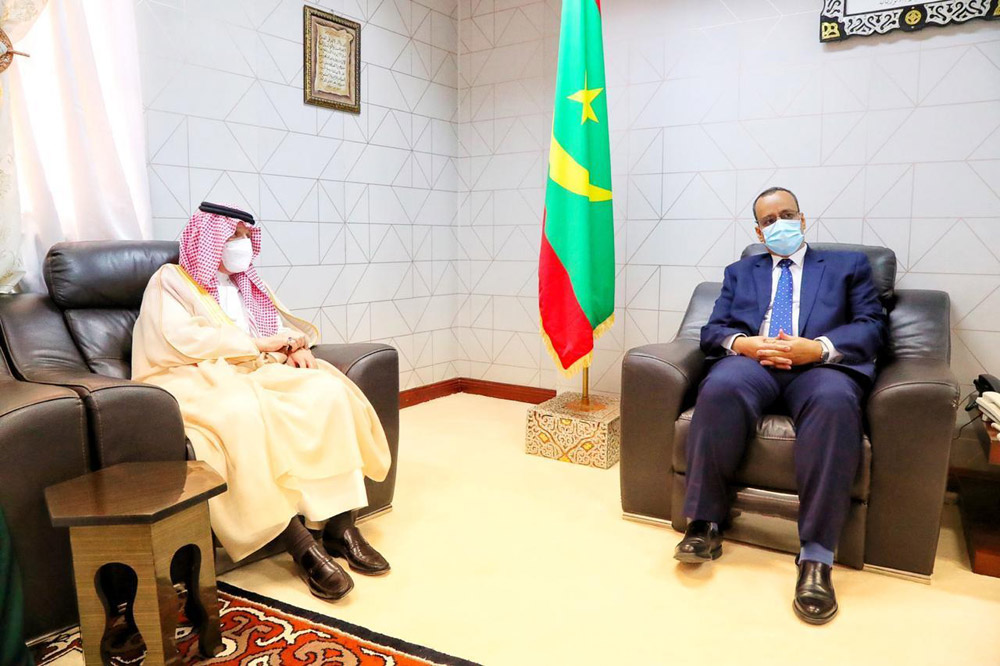 وزير الدولة لشؤون الدول الأفريقية السعودي أحمد بن عبدالعزيز قطان خلال لقائه بوزير خارجية موريتانيا إسماعيل ولد الشيخ أحمد