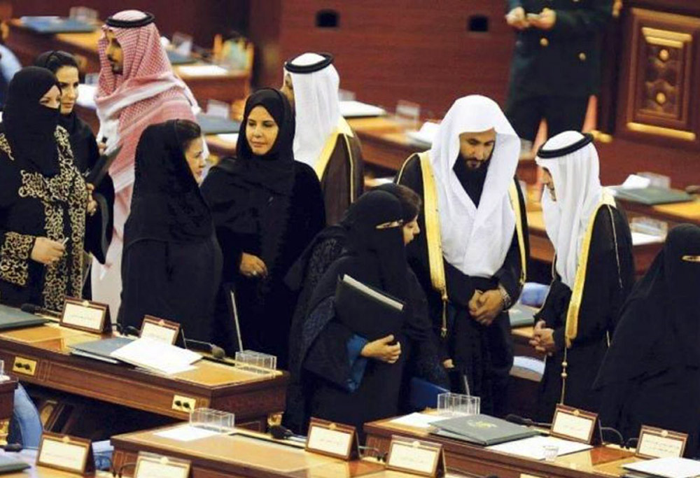 الأحمدي أول سعودية تشغل منصبا مهما وكبيرا وقياديا في البلاد، حدث اعتبره كثيرون قفزة كبيرة تضاف إلى خطوات عدة للمرأة السعودية أكدت قدرتها على تبوؤ أرفع المناصب في ظل تشجيع حكومي لمس فيها المقدرة على الإنجاز