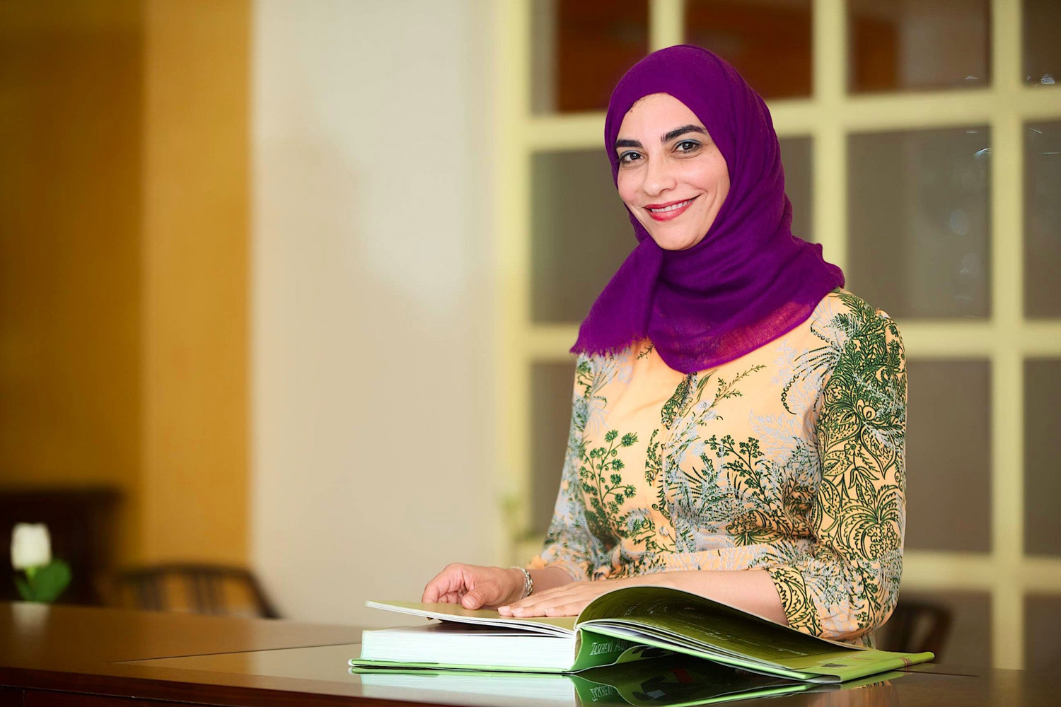 سندي الباحثة الزائرة في جامعة هارفارد تسافر كثيرا بين جدة وبوسطن وكامبريدج، وقد أتاح لها عملها المخبري في هارفارد المشاركة مع أربعة علماء آخرين في فيلم وثائقي بدعم من الرئيس الأميركي شخصيا
