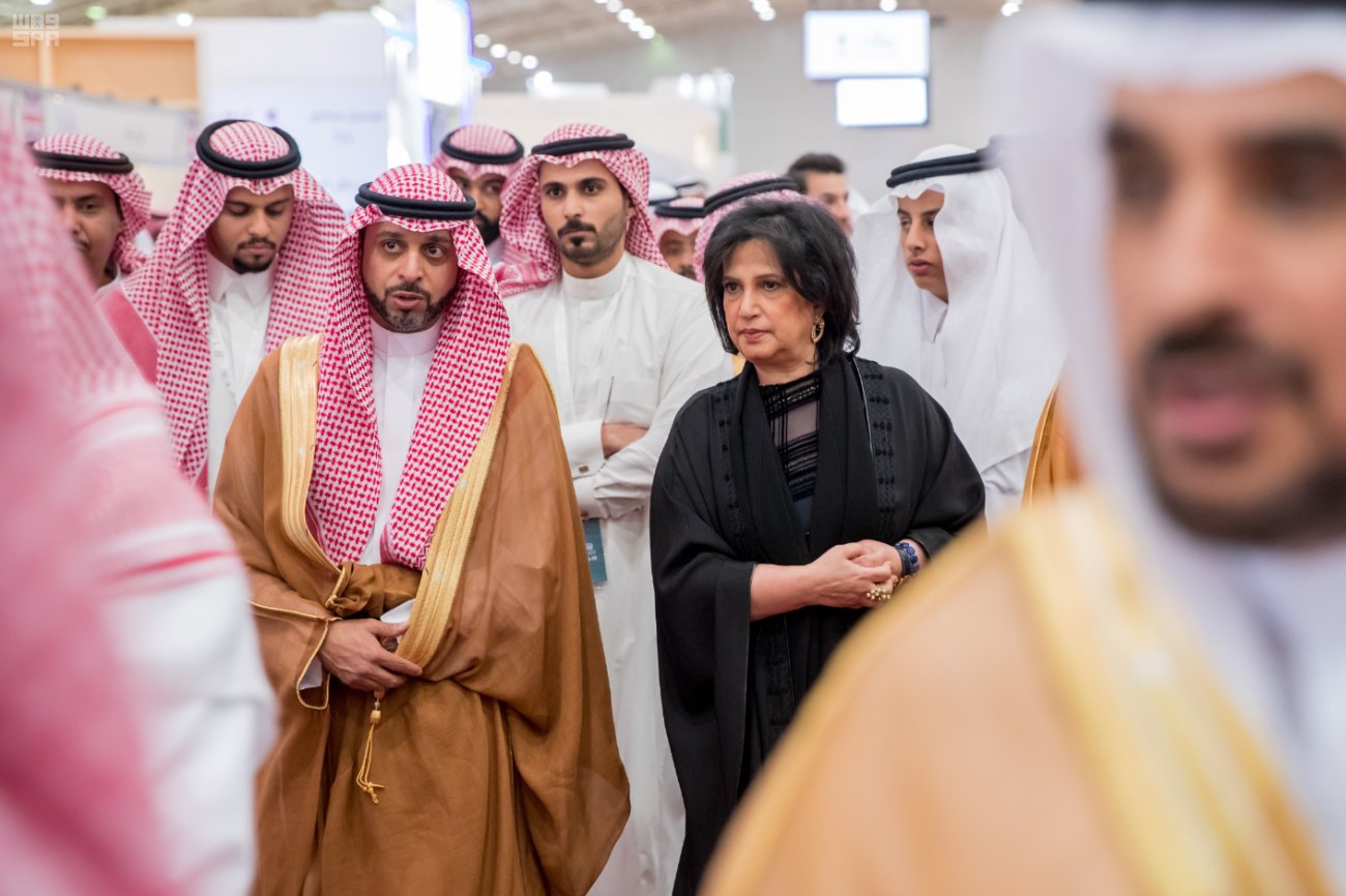 الشيخة مي بن محمد الخليفة رئيسة هيئة البحرين للثقافة والآثار أثناء افتتاح المعرض