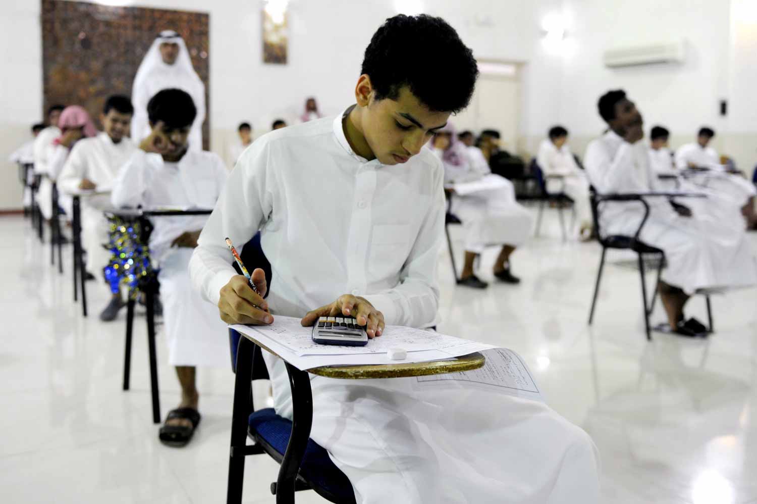  المناهج الجديدة المقترحة تصطدم بموافقة بعض المتخفين في أجنحة الوزارة من متجذري الصحوة، ولا تمرق تلك الرؤى بسهولة أو كما هو مخطط لها