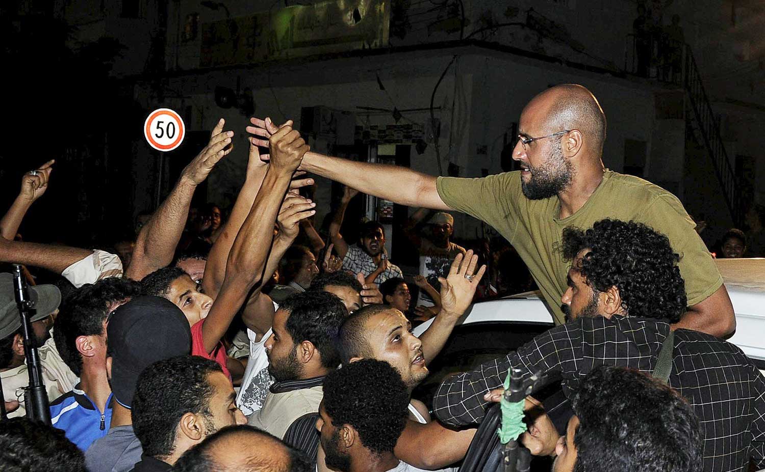 القذاذفة يفوضون سيف الإسلام ناطقا باسمهم