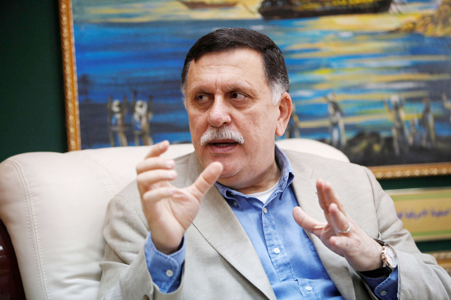 السراج يبحث عن منقذ