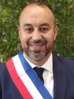 عبدالعزيز حميدة كان مشرفا على المسجد المعروف بأنه مسجد "مسلمي فرنسا" ممثل الإخوان المسلمين في فرنسا