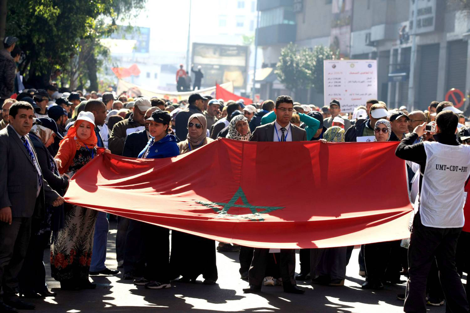إطلاق الأزمي العنان لدفاعه عن مكتسبات حزبه يستحضر معاناة الشباب المغاربة مع البطالة واشتغال الكثيرين منهم في ظروف عمل قاسية مقابل تعويضات “هزيلة”.