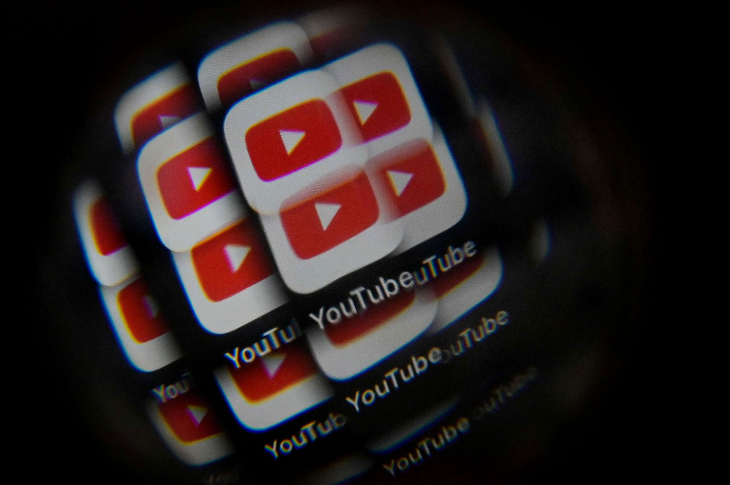 مقاطع الفيديو تستخدم في التزييف العميق خوارزميات الذكاء الاصطناعي لإنشاء الصوت والصور والفيديو لقلب الحقائق