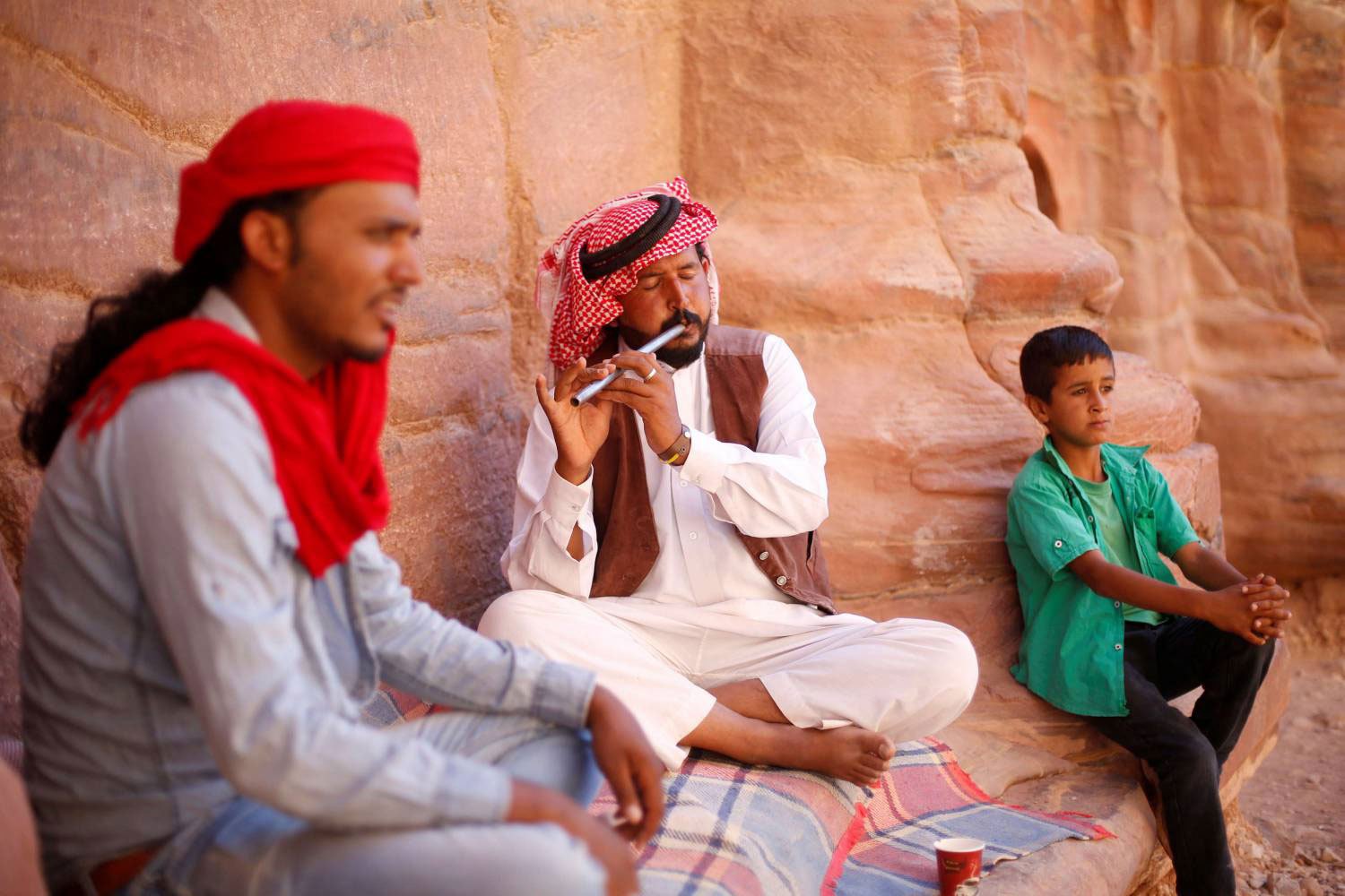 الموسيقى تكمل الأجواء البدوية