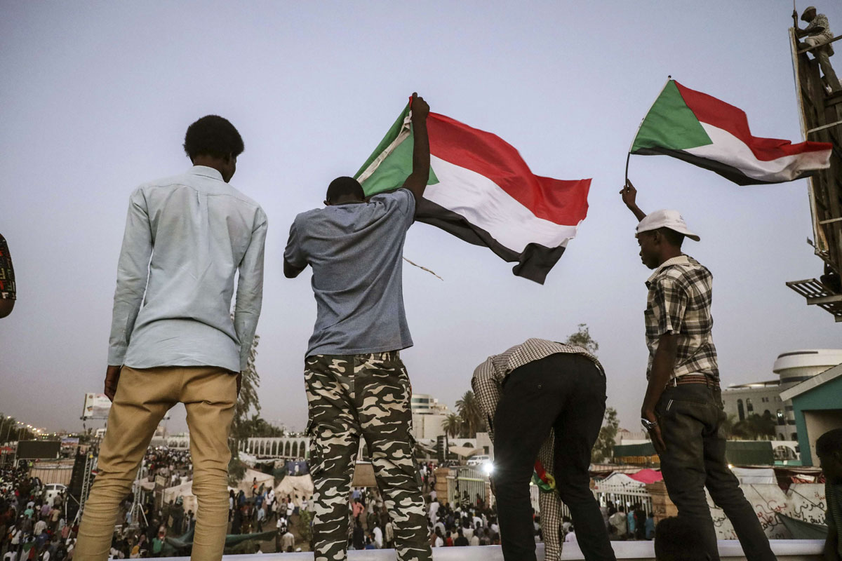 نقل السلطة من المجلس العسكري إلى سلطة مدنية.. مطلب الحراك الجماهيري 