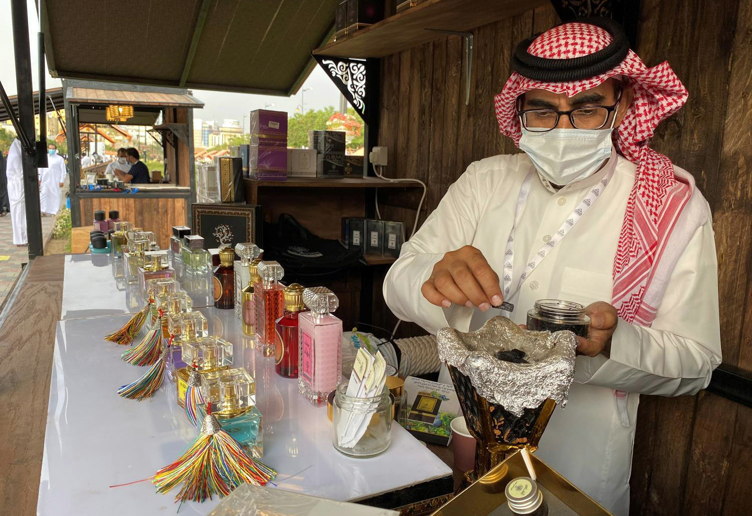 تتنوع المعروضات في فعالية "صنع في عسير" بين المنسوجات والأزياء التراثية والعطور المحلية، والأواني التراثية المزخرفة، وصناعة التحف التذكارية المستمدة من التراث العريق
