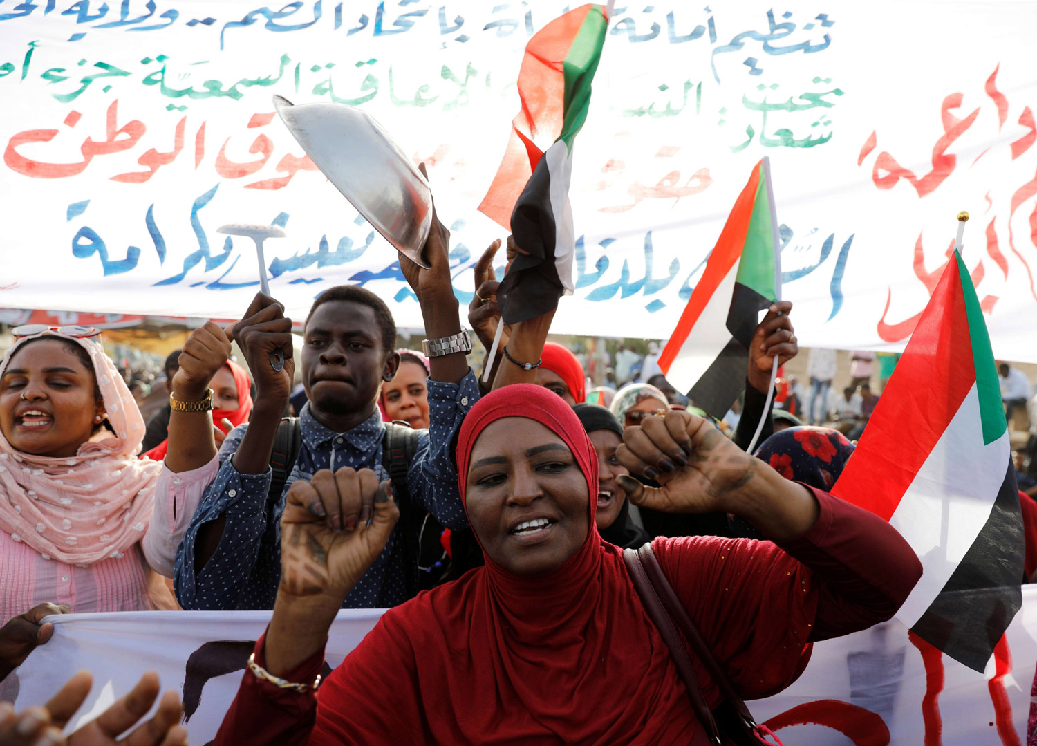 مع تصاعد الضغوط من الشارع نأت فئات داخل المؤسسة الأمنية بنفسها عن البشير في سعيها لحماية مراكزها