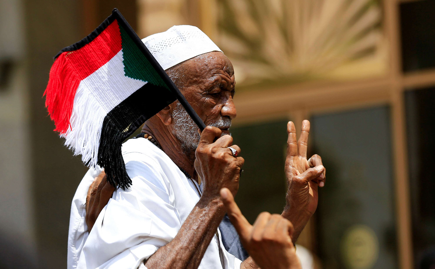 لا يريد السودانيون  في الشمال المرور بسيناريو قاتم ومشابه لأوضاع الجنوب، ويحاولون ترتيب الأوضاع قبل أن تستقر عند مستوى يصعب زحزحته لاحقا