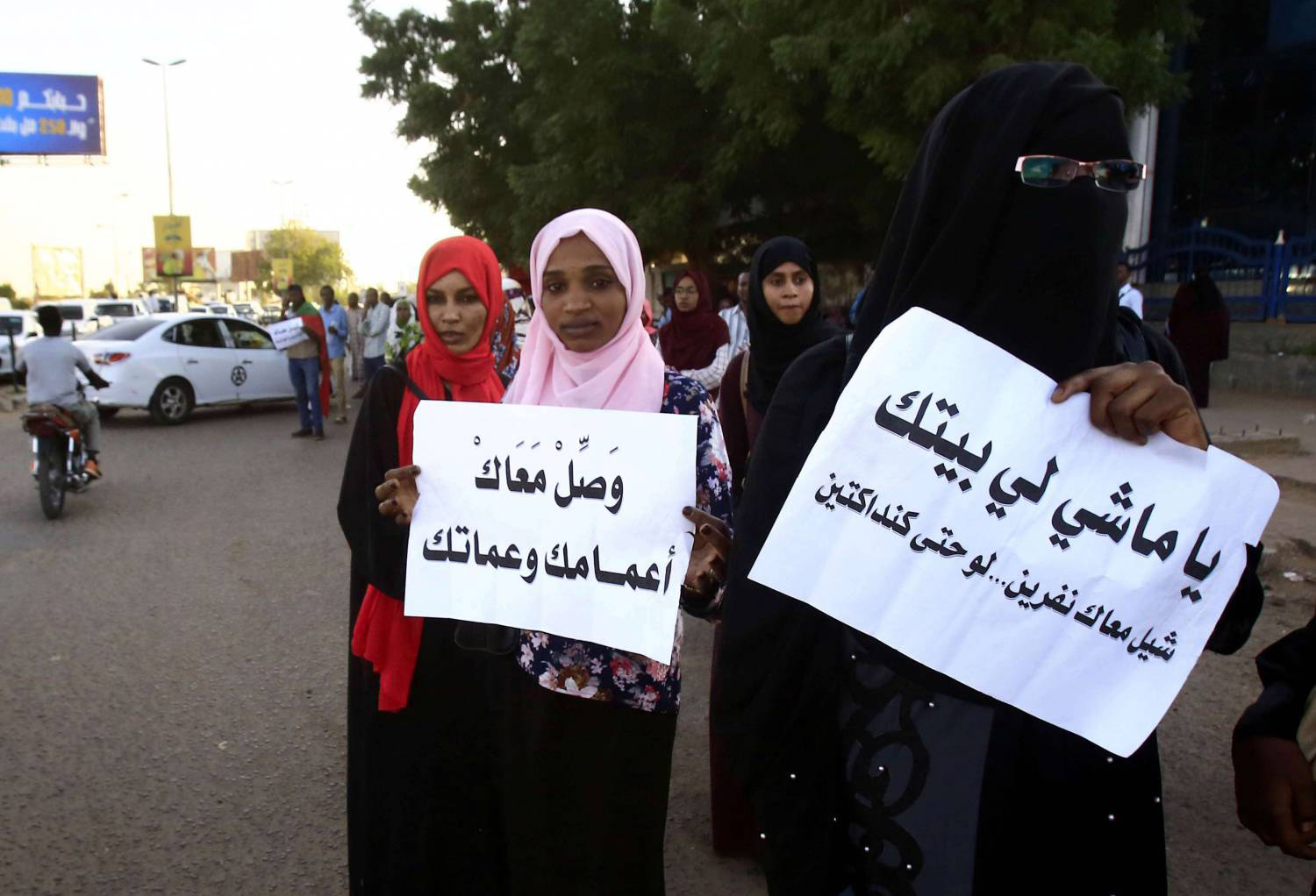 تفاقمت أزمة المواصلات في السودان بسبب عوامل عدّة أبرزها تهالك حافلات النقل العام