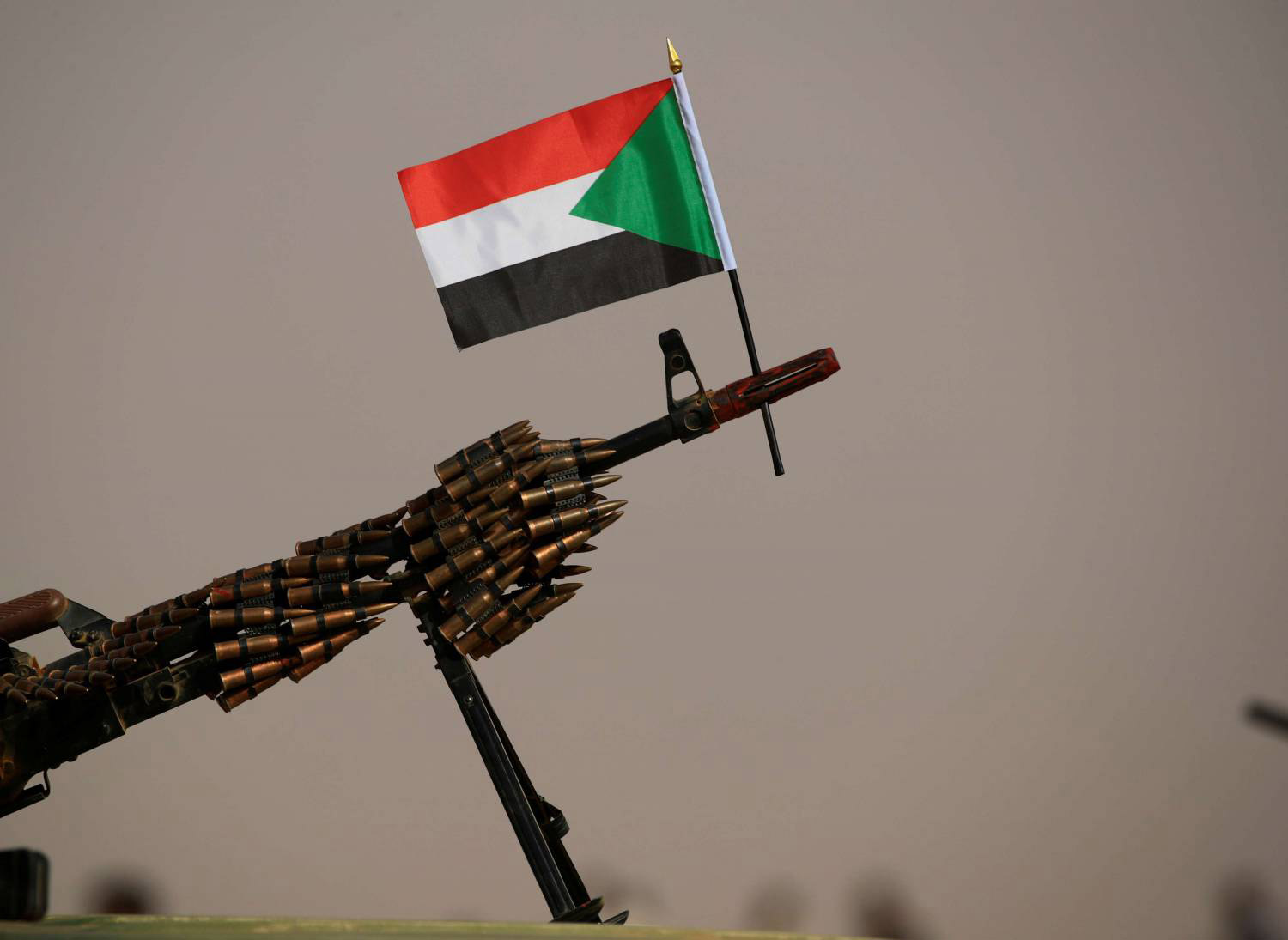 دعوات لتصفية القوات المسلحة من العناصر الموالية للنظام السابق