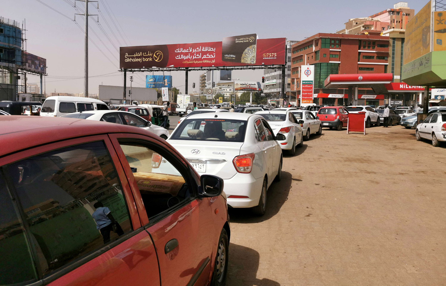ساعات طويلة أمام محطات الوقود من أجل التزود بالمشتقات البترولية وسط إغلاق عدد كبير من محطات الخدمة لأبوابها