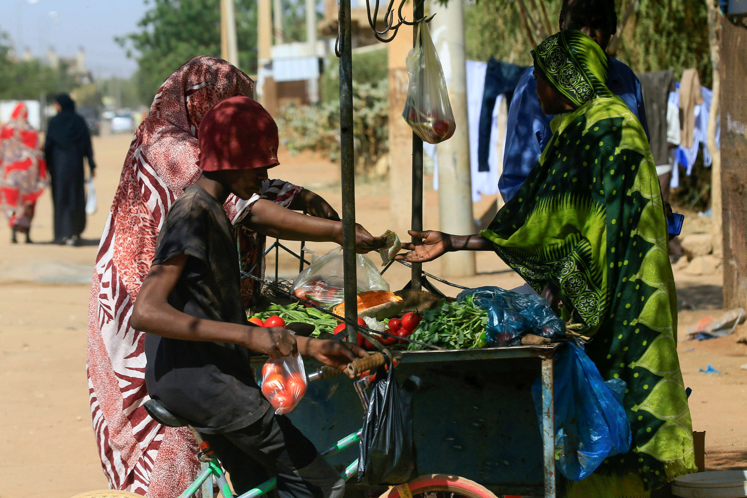 السودانيون يعانون من وقع الأزمات الاقتصادية التي انعكست على حياتهم نظرا لتردي أوضاعهم المعيشية ووقوع الآلاف منهم تحت خط الفقر 