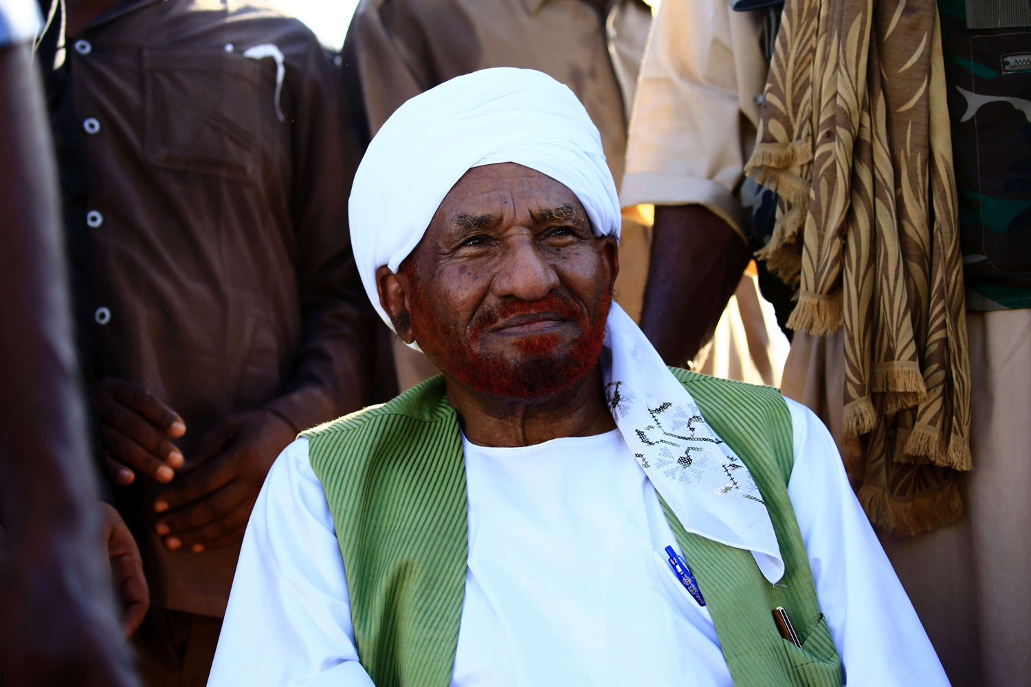 أعلن الصادق المهدي دعمه الصريح لمطلب تنحي البشير، مطالبا قوات الأمن بعدم الانجرار إلى سفك الدماء. وقال زعيم طائفة الأنصار الصوفية "نحن نؤيد الحراك الشعبي، وندعو إلى تجنب أي مظاهر للعنف المادي أو اللفظي"