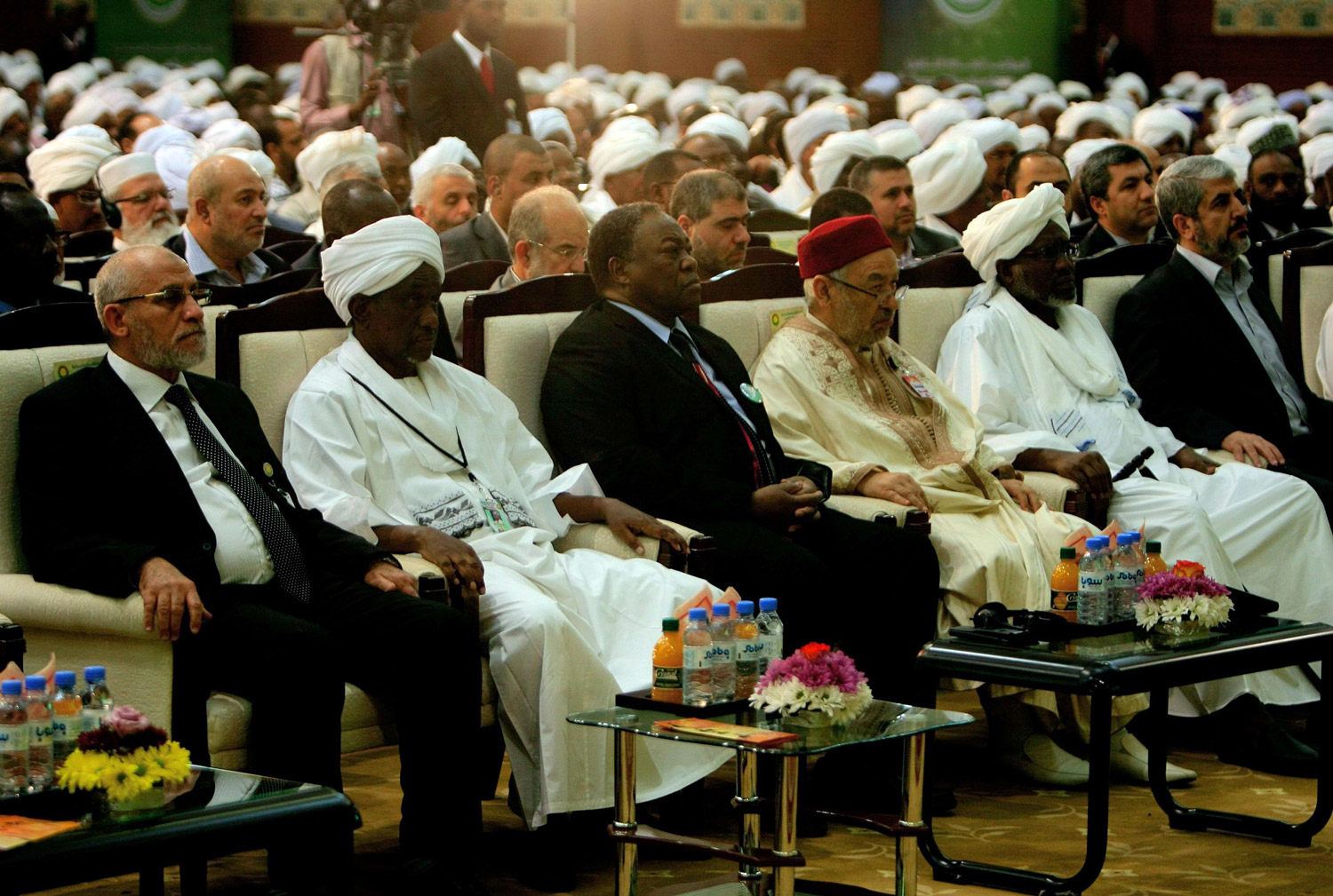 التنظيم وقيادته