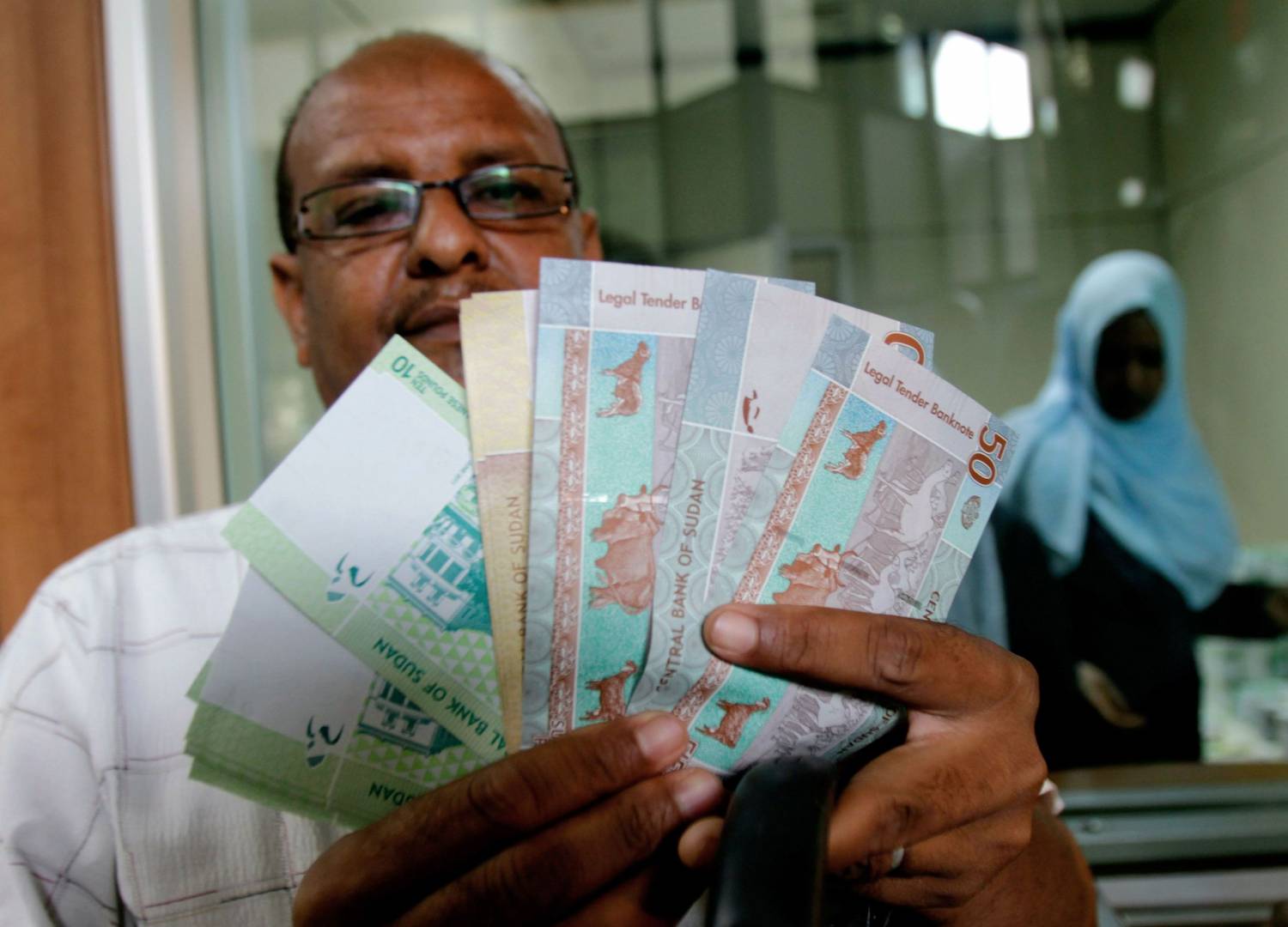 47 جنيها للدولار سعر الصرف الرسمي في الموازنة مقارنة بنحو 67 جنيها للدولار يتم تداولها في السوق السوداء