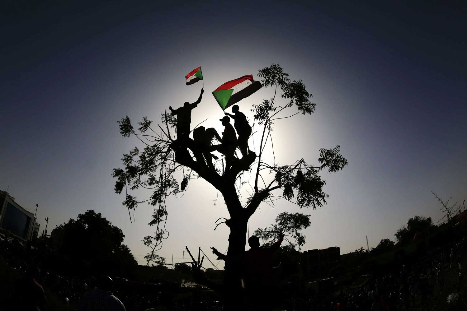 قواعد اللعبة بين المكونين العسكري والمدني فرضت عدم الدخول في ملفات صدامية بعد الثورة