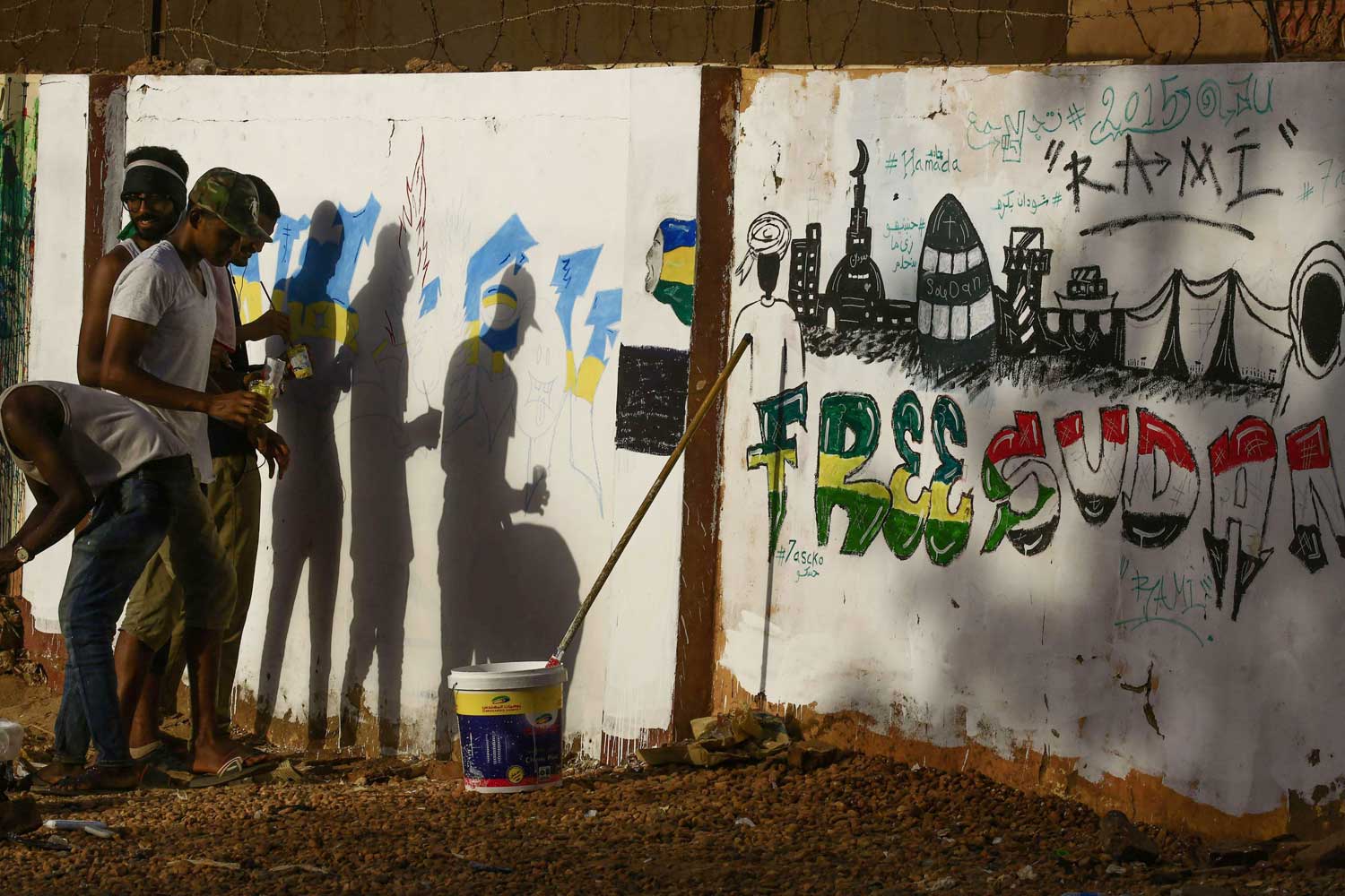 السودانيون يطالبون الجيش بتسليم السلطة للمدنيين‎
