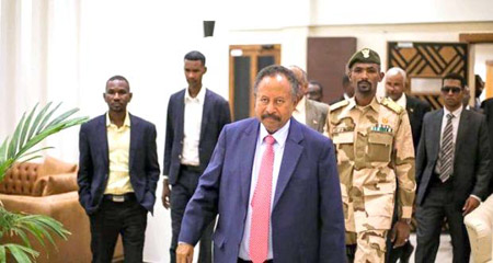 حمدوك وجه غائب بحث عنه السودانيون منذ عقود طويلة ليخرجهم من غياهب السياسة وينير لهم طريق الاقتصاد