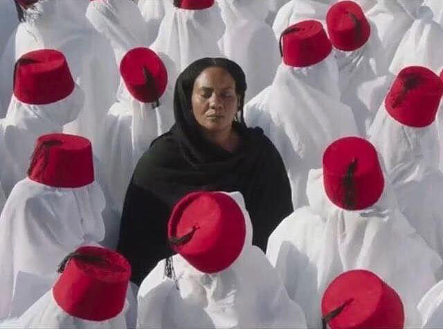 الفيلم مستوحى من قصة "النوم عند قدمي الجبل" للكاتب الروائي حمور زيادة