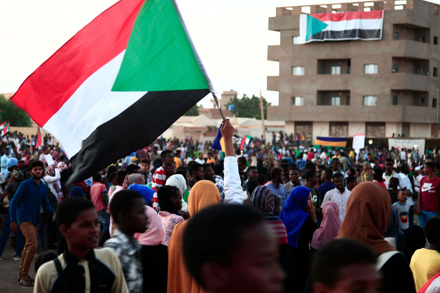 السودانيون لم يسمحوا للحركة الإسلامية التي ثاروا عليها بإعادة التموضع