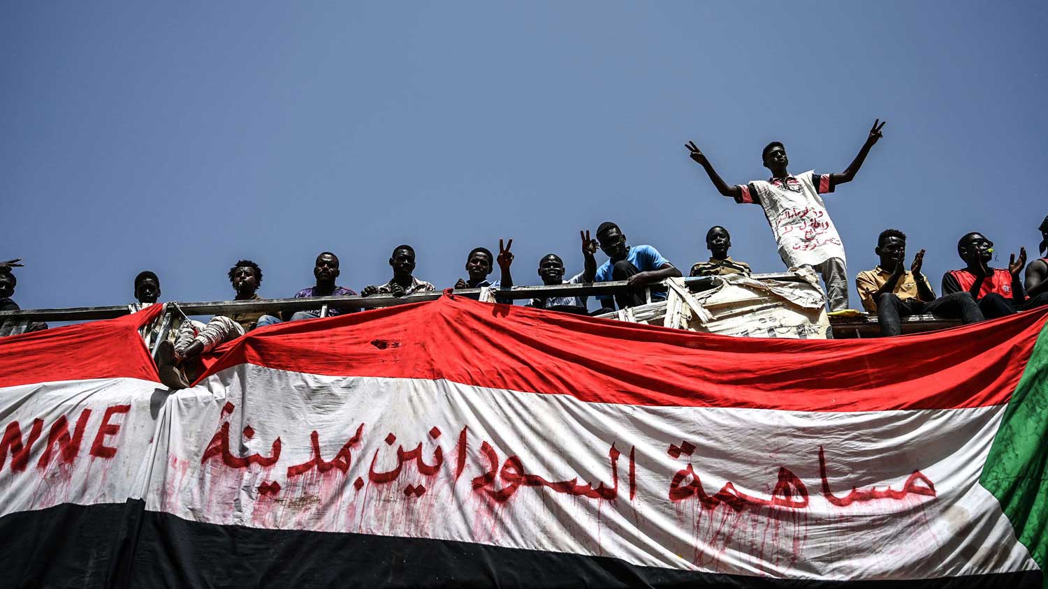 في الجزائر والسودان ثار شباب ضد الرئيسين اللذين لم يعرفوا سواهما