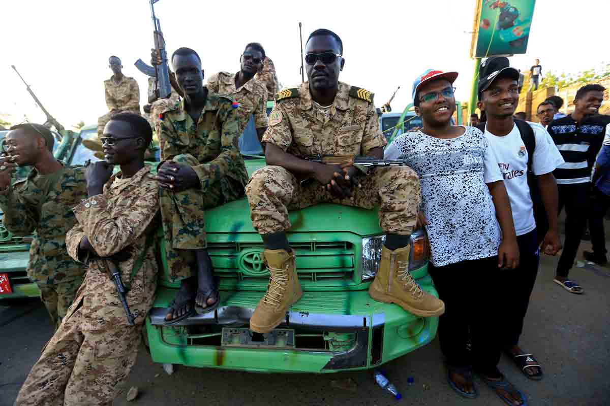 تقبل مصر بحكم المؤسسة العسكرية في السودان، وترى وجوها يمكن أن تحافظ على وحدة البلاد لكنها قلقة من مع وجود بقايا نظام البشير