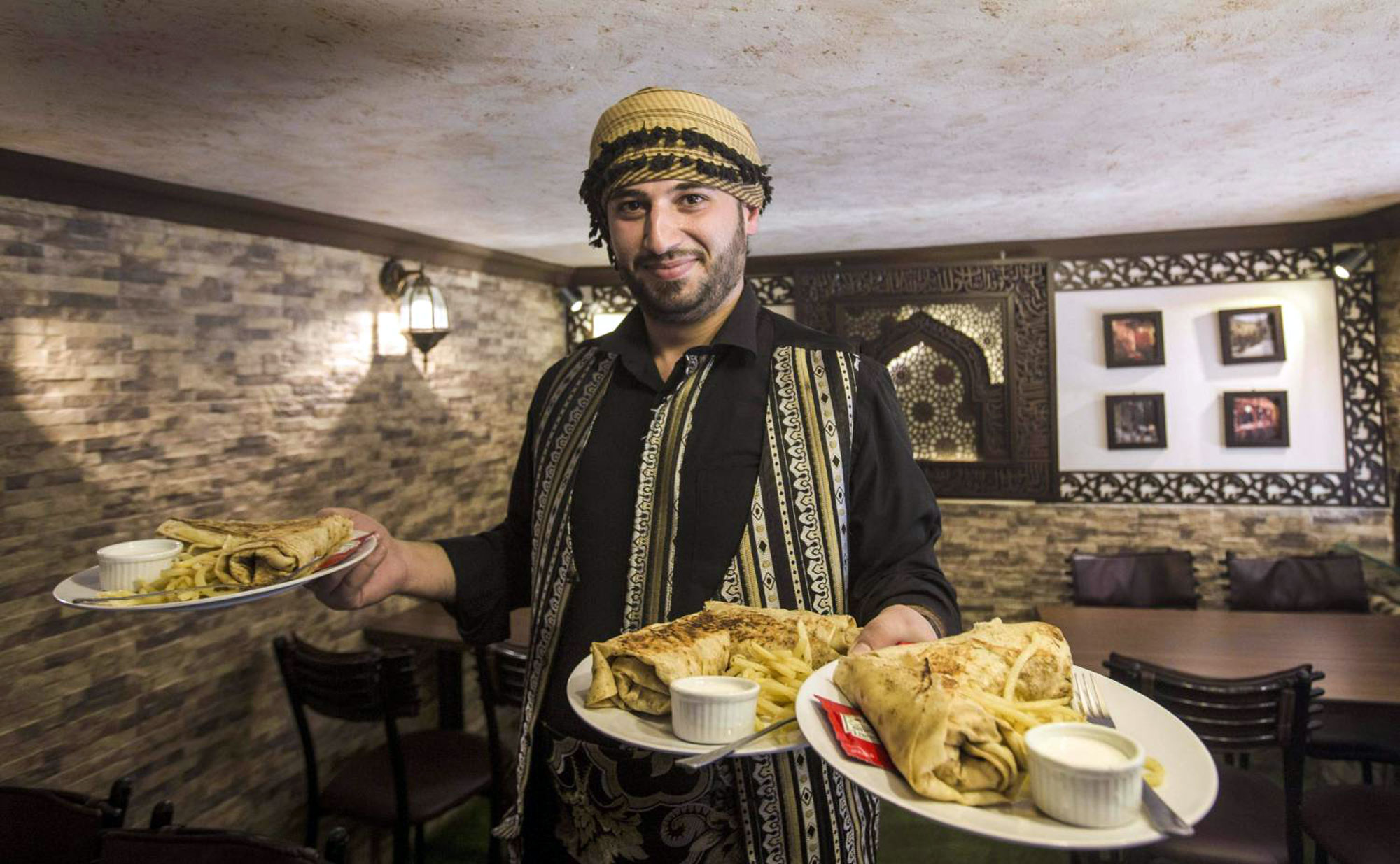 المقاهي والمطاعم المحيطة بالقلعة عادت تعمل بنشاط مع عودة الزوار إلى الصرح العالي ليتذكروا مجده