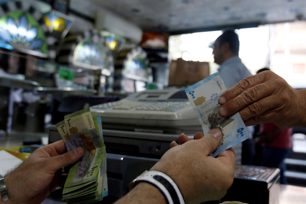 1820 ليرة سعر صرف الدولار بالسوق السوداء، وهو أدنى مستوى في تاريخ العملة السورية