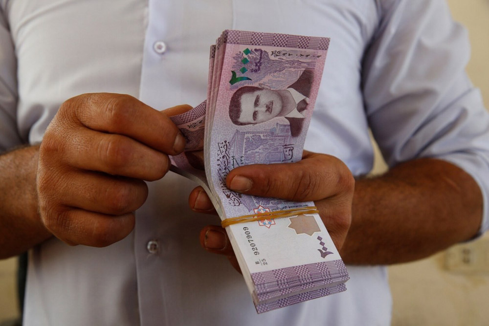 سجلت العملة السورية خلال الأسابيع الثلاثة الأخيرة تراجعا قياسيا في السوق السوداء