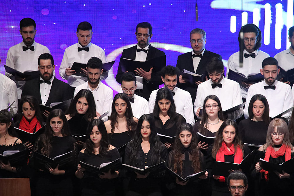 فرقة كورال المعهد تنشد روائع الموسيقى العالمية