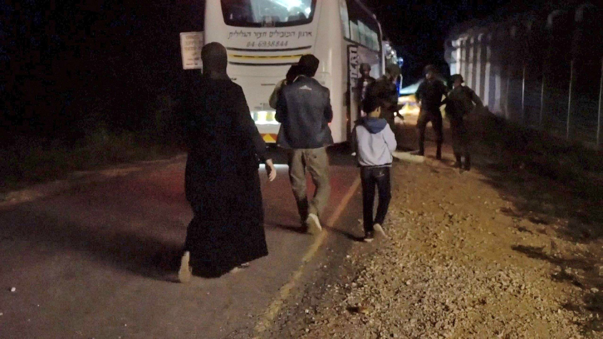 422 شخصا من عناصر "الخوذ البيضاء" وعائلاتهم تم إجلاؤهم من سوريا