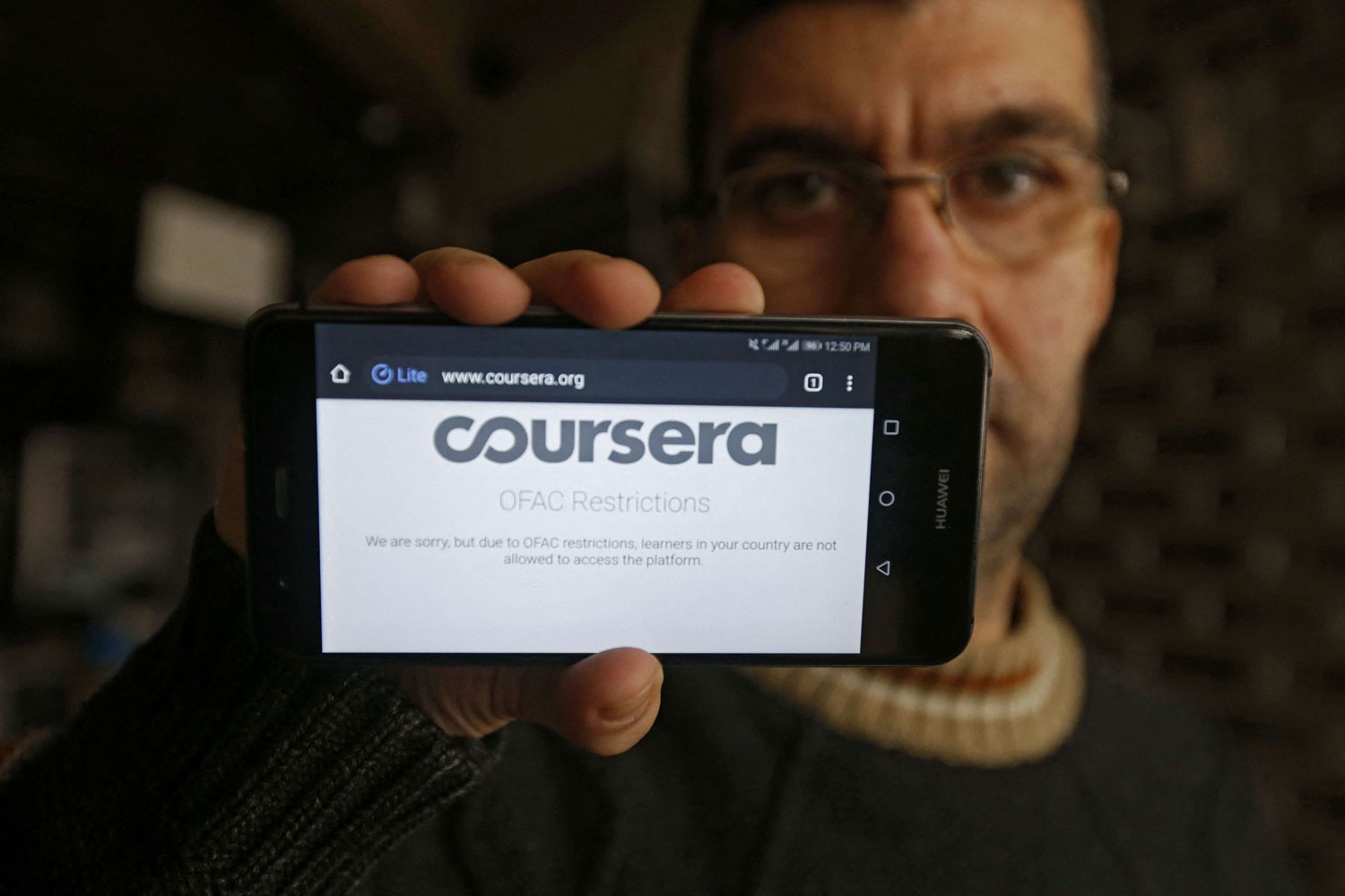 السوريون لا يستطيعون التعامل مع أي خدمة أجنبية عبر الإنترنت، سواء في مجال التعليم أو التجارة الإلكترونية أو الترفيه